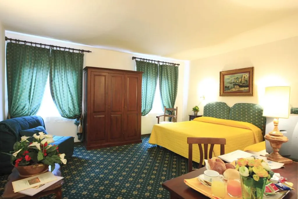 QUADRUPLE CLASSIC Room, Hotel San Giorgio & Olimpic, Florence