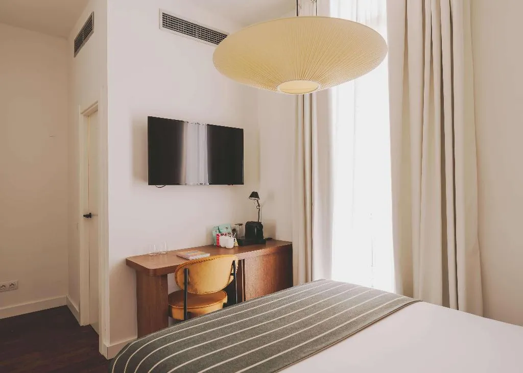 Room, Regina, Barcelona