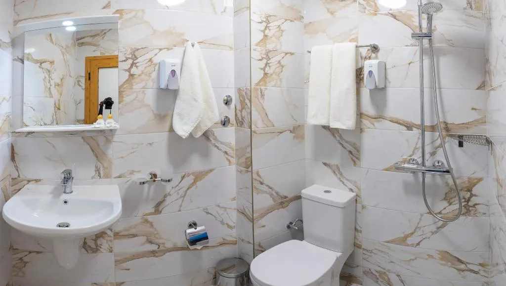 Room, Victoria, Varna