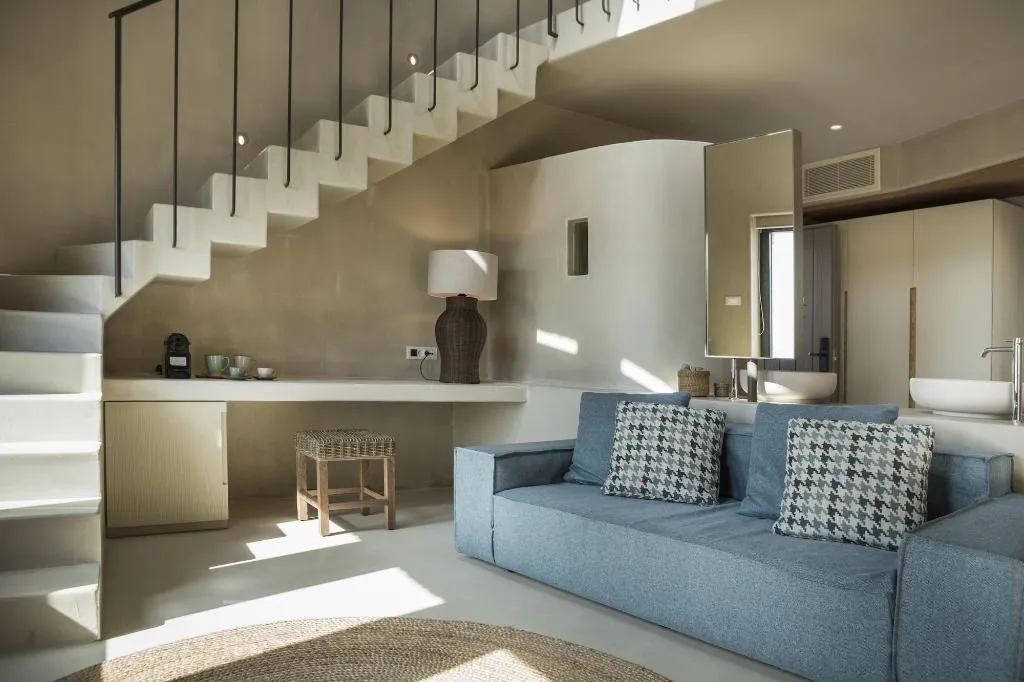 Room, F Zeen, Kefallinia