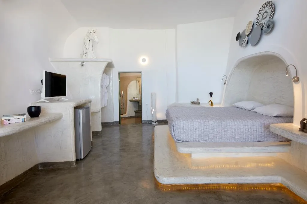 SUITE SEA VIEW WITH PRIVATE POOL Room, Suites of the Gods Cave Spa, Santorini