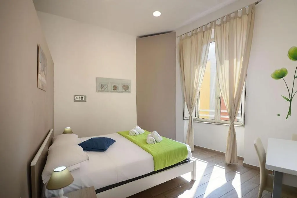 Room, Funikulì Funikulà, Naples