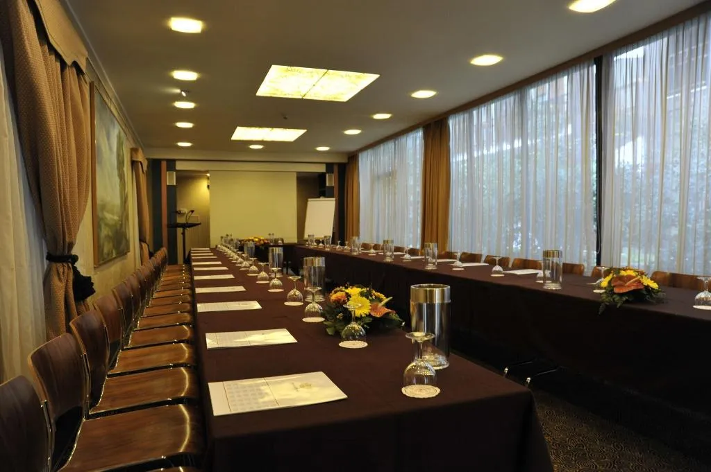 Conferences, D'Este, Milan