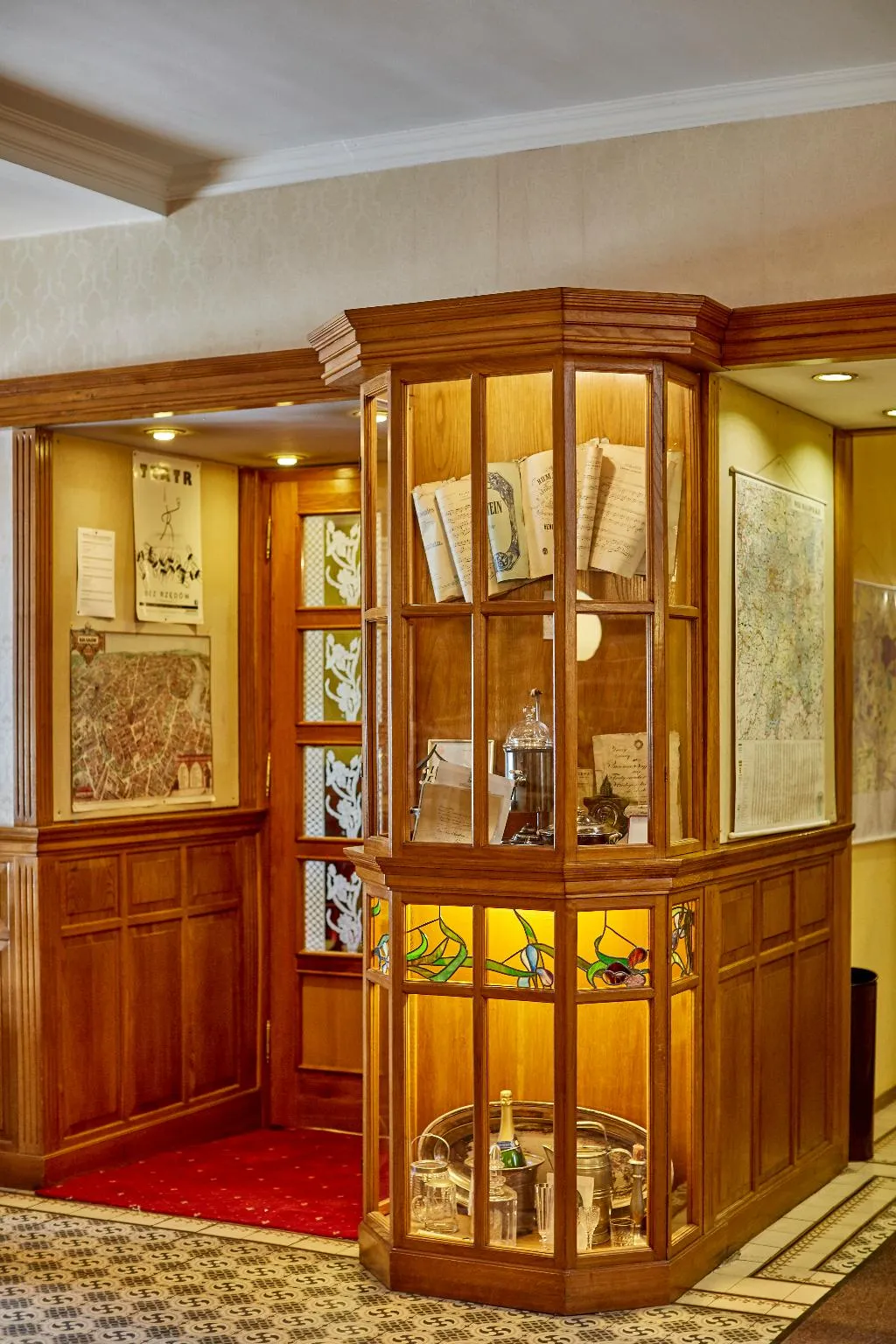 Lobby, Pollera, Krakow