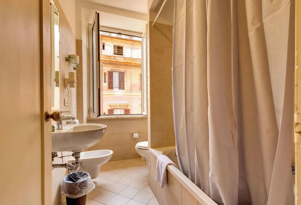 TRIPLE QUEEN SIZE BED Room, Hotel Terminal, Rome