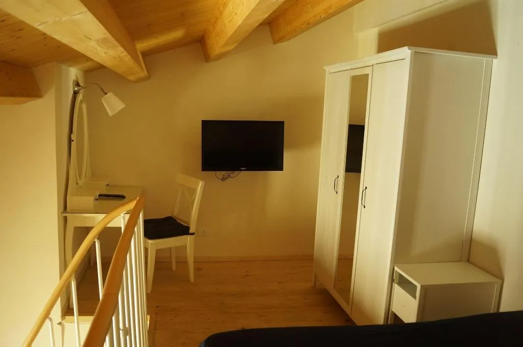 Room, Khalisah, Palermo