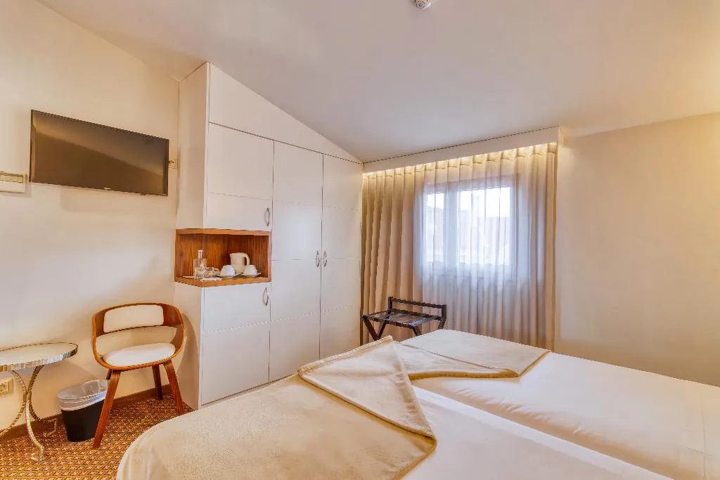 Double or Twin STANDARD Room, Hotel Lis Batalha, Porto