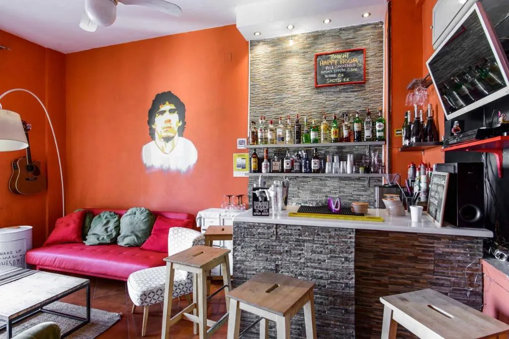 Bar, Hostel of the Sun, Naples