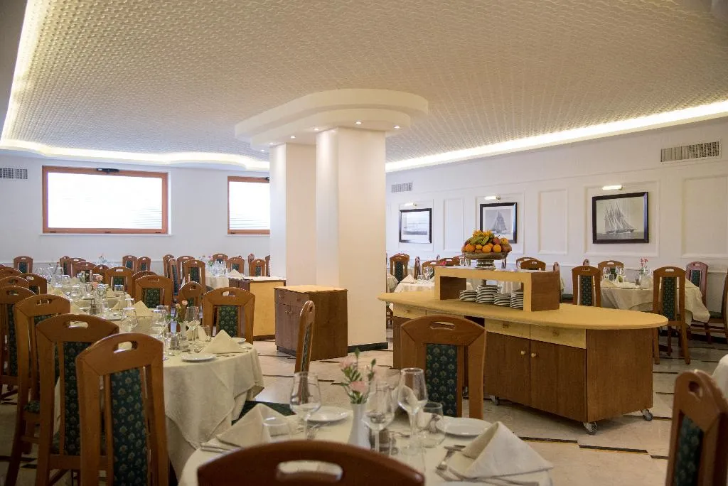 Restaurant, Villa Maria, Naples