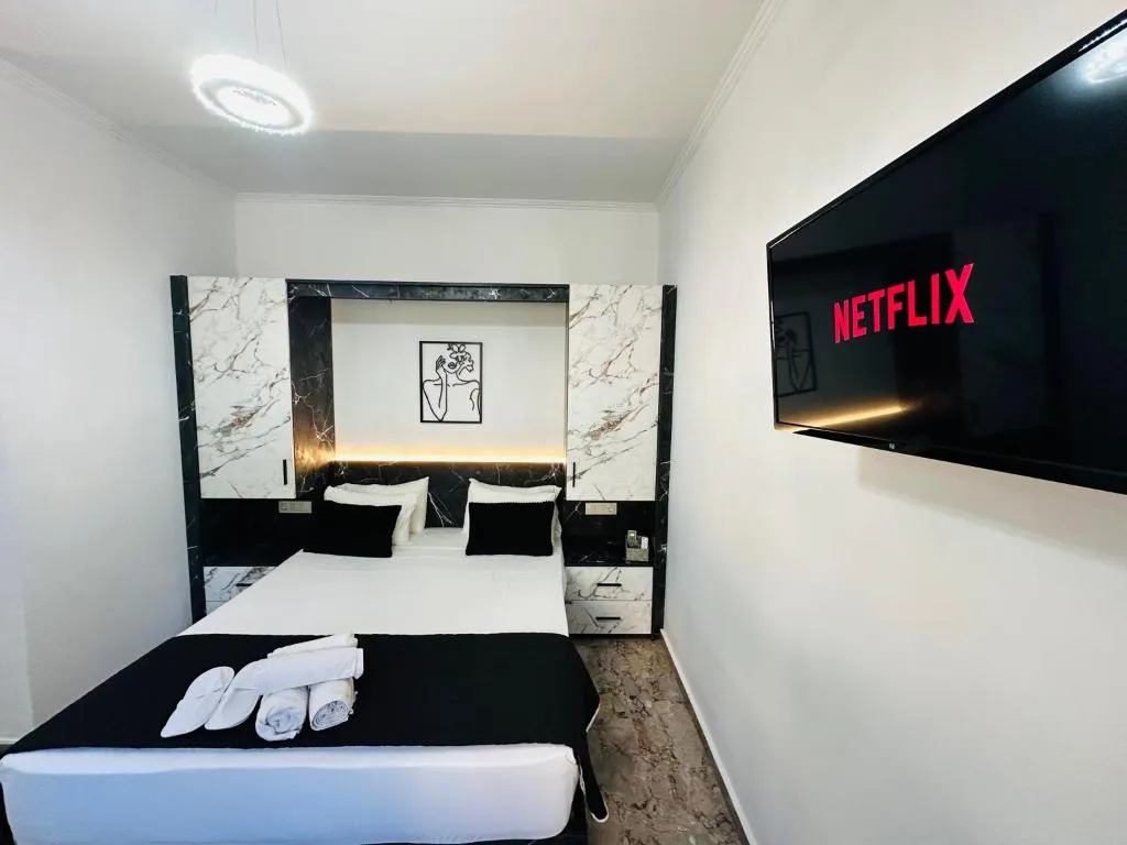 STUDIO DELUXE ONE BED Room, Nikos Apartments Corfu, Corfu