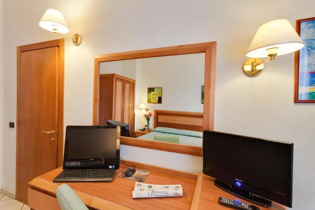 Room, Mia Cara, Florence