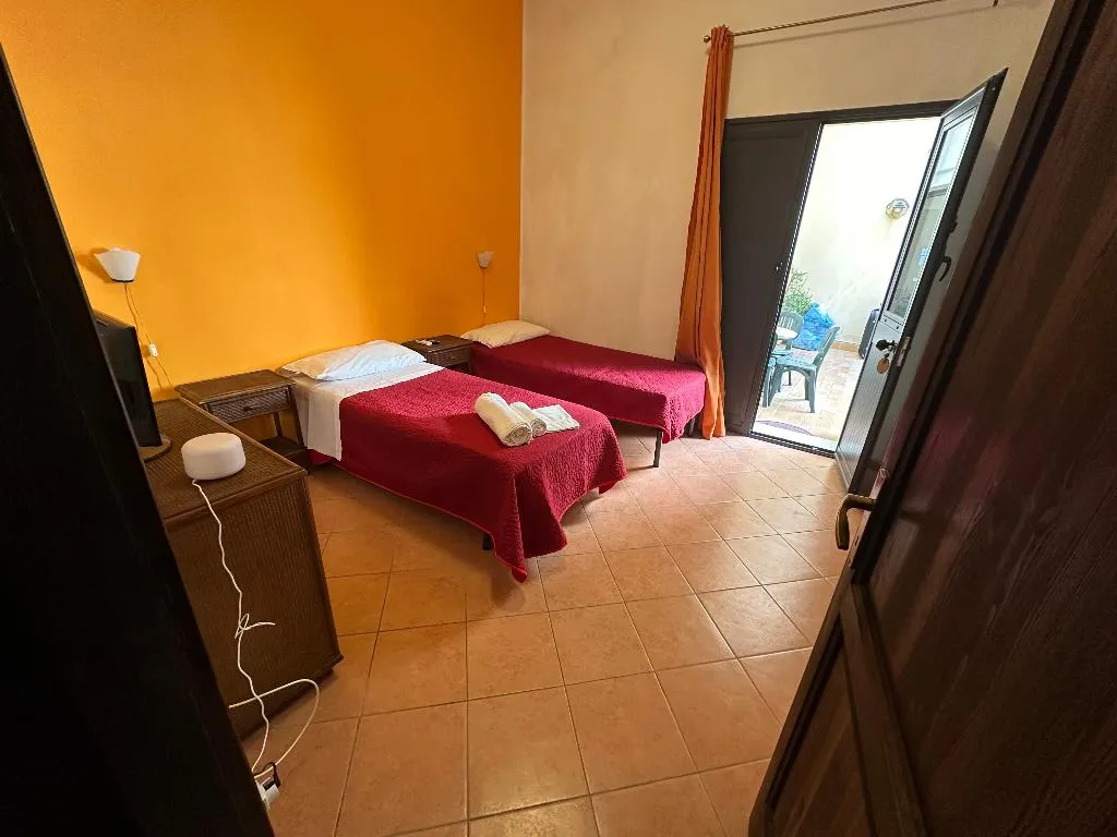 SINGLE STANDARD Room, Art Lincoln, Palermo