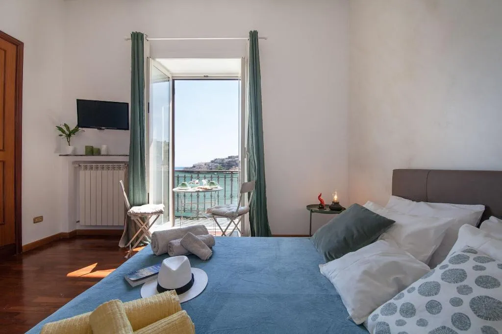 Room, Napolicentro Mare, Naples