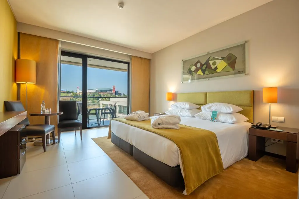 TWIN SUPERIOR POOL VIEW Room, Vila Gale Coimbra, Madeira