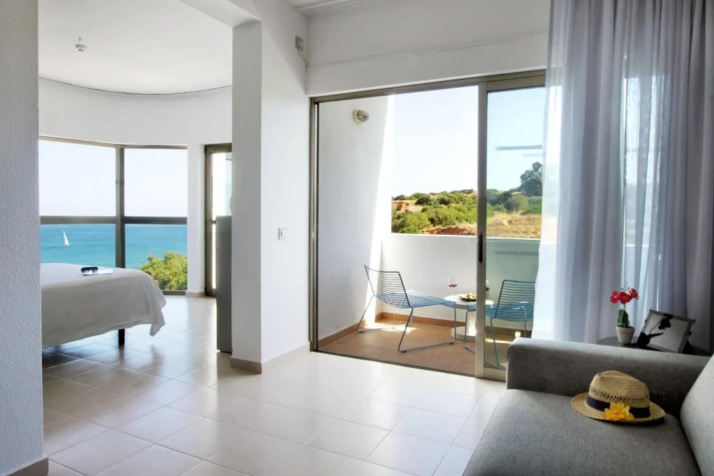 JUNIOR SUITE PARTIAL SEA VIEW Room, Carvi Beach Hotel, Algarve