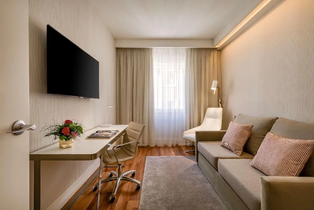 JUNIOR SUITE STANDARD Room, NH Collection Madrid Colón, Madrid