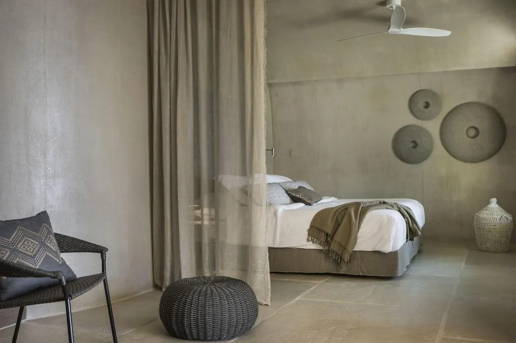 Room, F Zeen, Kefallinia
