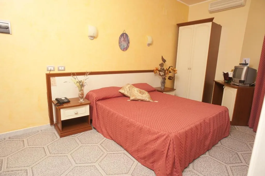 Room, Leon d'Oro, Catania