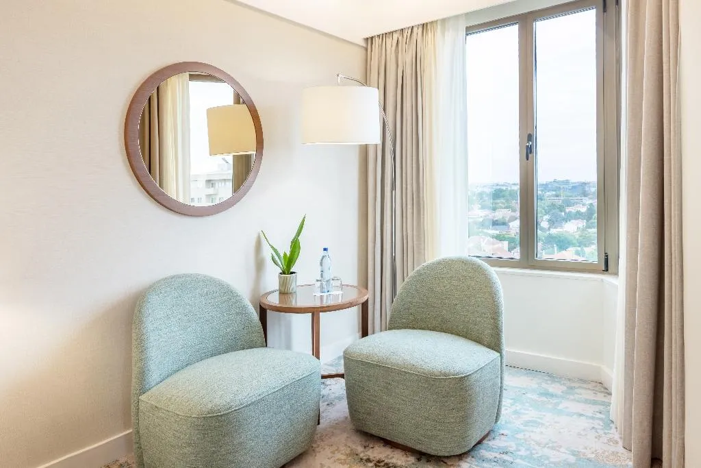 JUNIOR SUITE QUEEN SIZE BED Room, Crowne Plaza Porto, Porto
