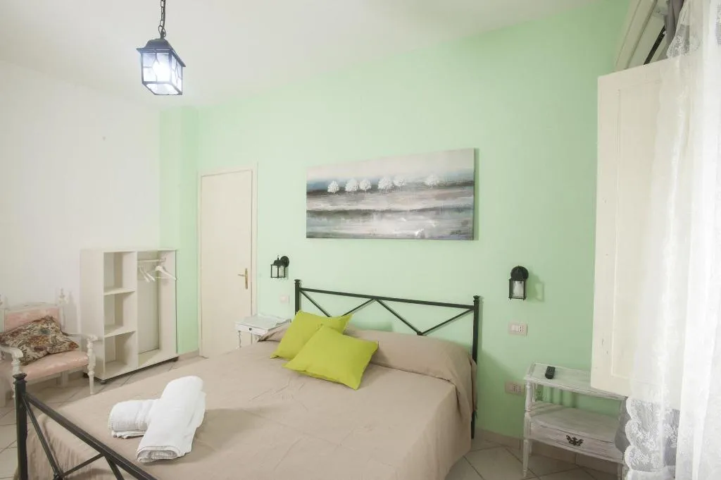 Room, City Pompei Accommodations, Naples