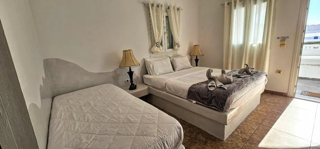 Room, Pleasure Beachside Studios, Santorini