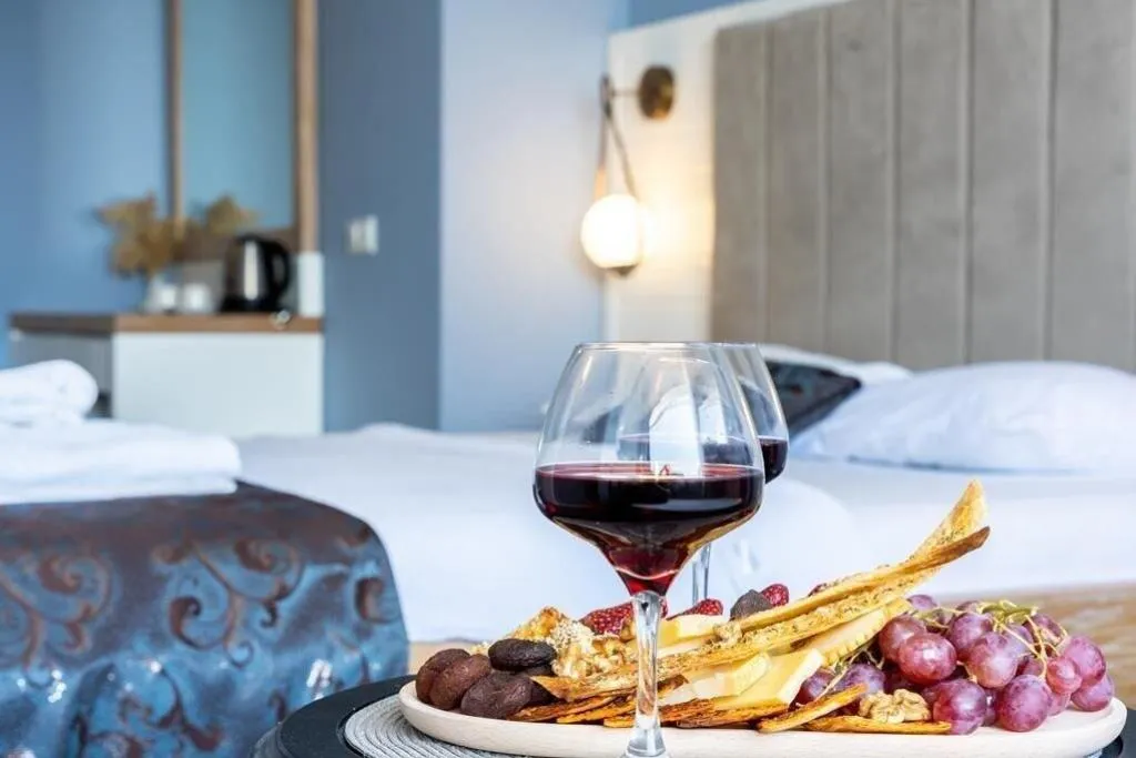 Room, Un Amor Hotel, Dalaman