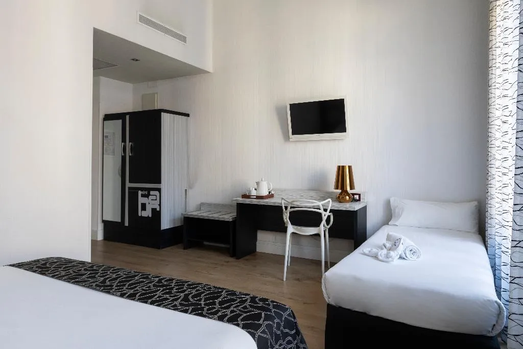 TRIPLE STANDARD Room, Petit Palace Savoy Alfonso XII, Madrid