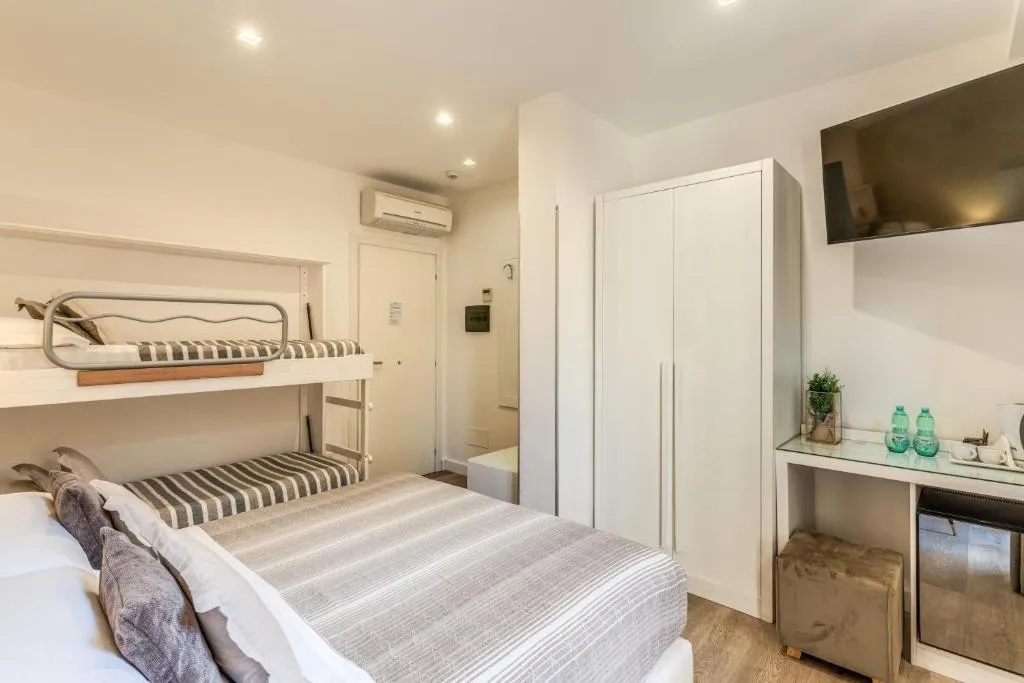 QUADRUPLE STANDARD Room, Sorrento City, Naples