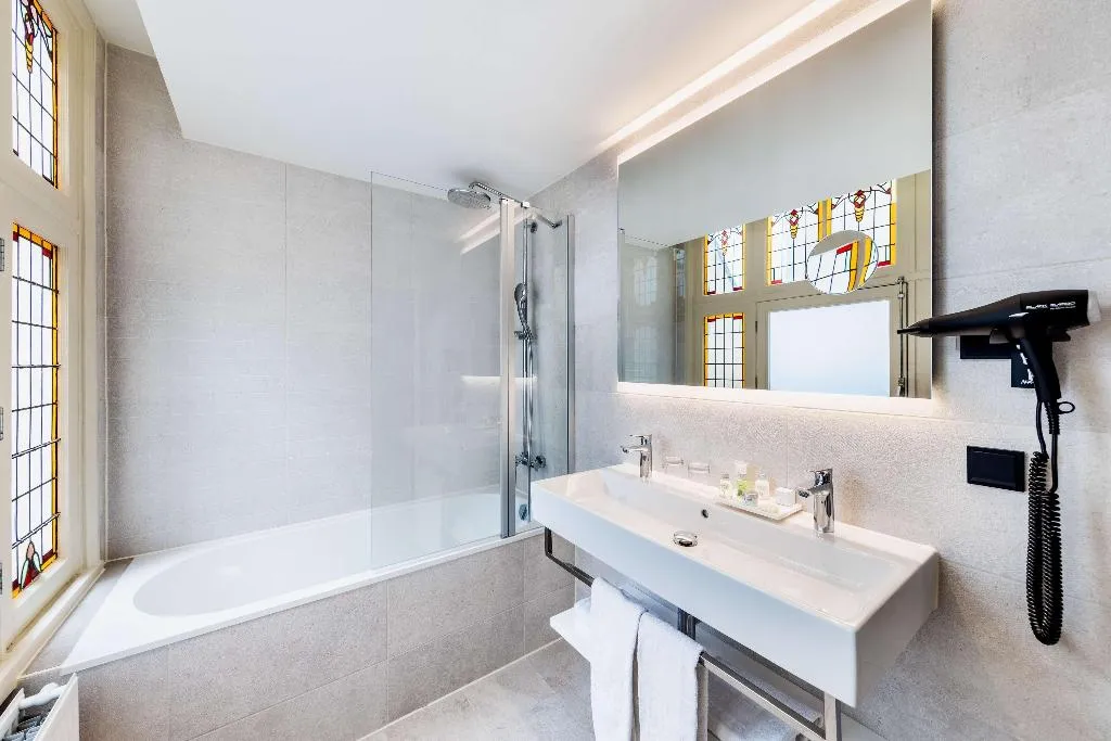 JUNIOR SUITE STANDARD Room, NH Amsterdam Schiller, Amsterdam