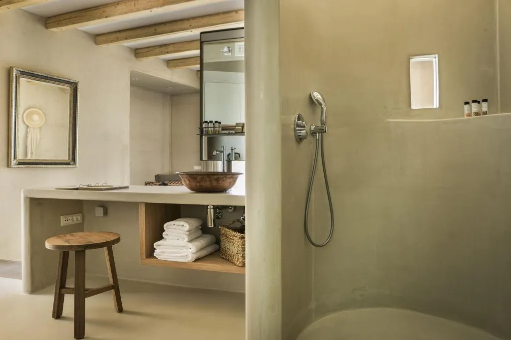 Room, F Zeen, Kefallinia