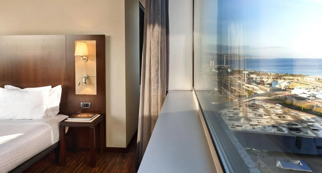 SUITE KING SIZE BED Room, Leonardo Royal Hotel Barcelona Forum, Barcelona