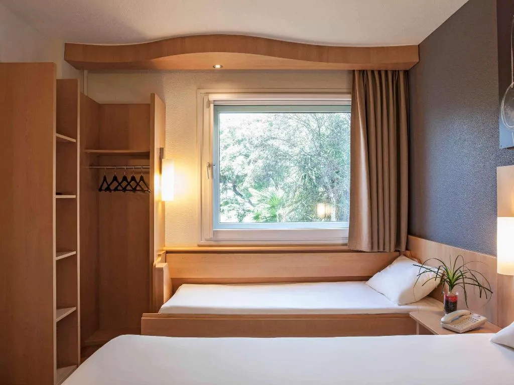 DOUBLE WITH DOUBLE BED Room, Ibis Barcelona Cornella, Barcelona