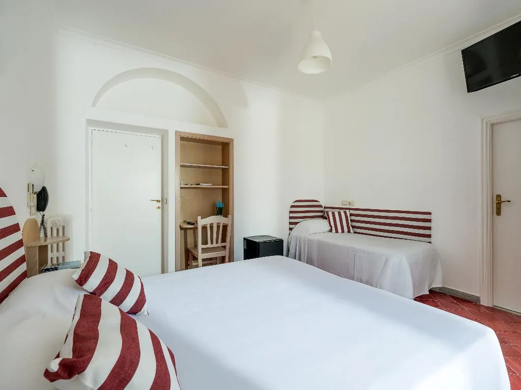 TRIPLE ONE BEDROOM ONE BATHROOM Room, Carmencita, Naples
