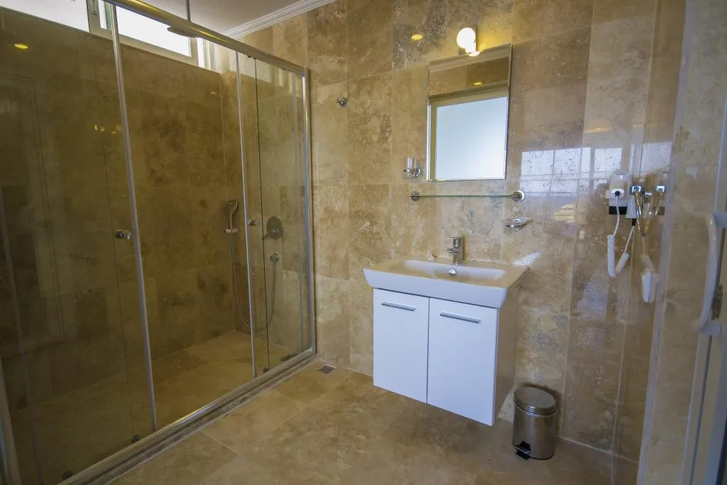 Room, Kelebek Studios, Dalaman