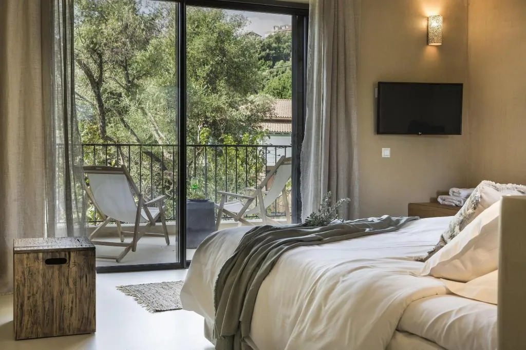 Room, F Zeen, Kefallinia