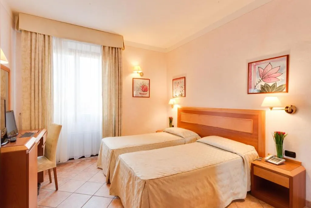 Room, Mia Cara, Florence
