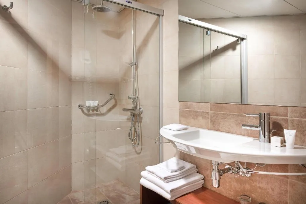 DOUBLE QUEEN SIZE BED Room, AC Madrid Carlton, Madrid