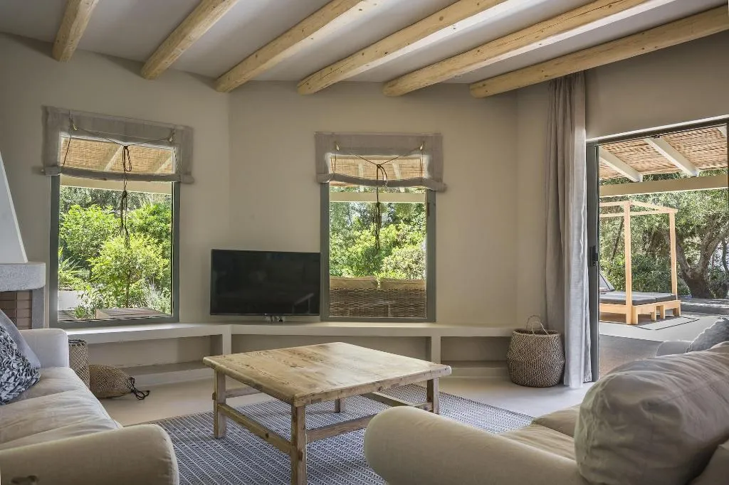 Room, F Zeen, Kefallinia