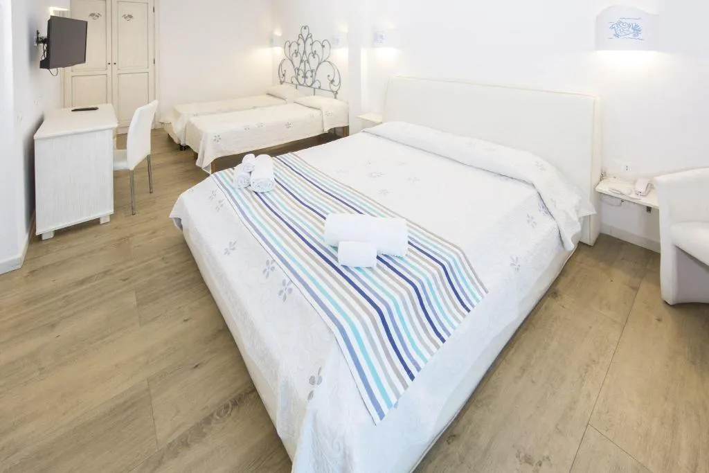 QUADRUPLE SUPERIOR TWO DOUBLE BEDS Room, Olbia City Hotel, Olbia