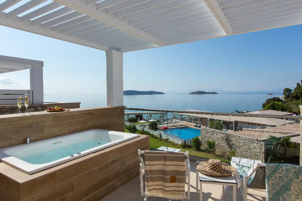 JUNIOR SUITE WITH JACUZZI Room, Kassandra Bay Resort, Suites & SPA, Skiathos