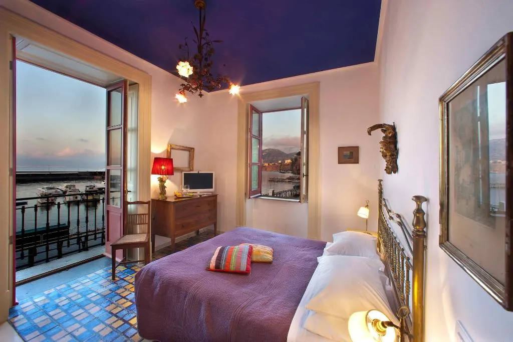 Room, Marina Piccola 73, Naples
