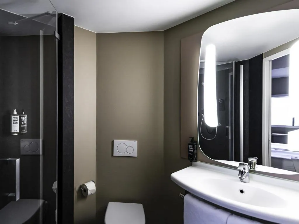TWIN STANDARD Room, Ibis Amsterdam Centre, Amsterdam