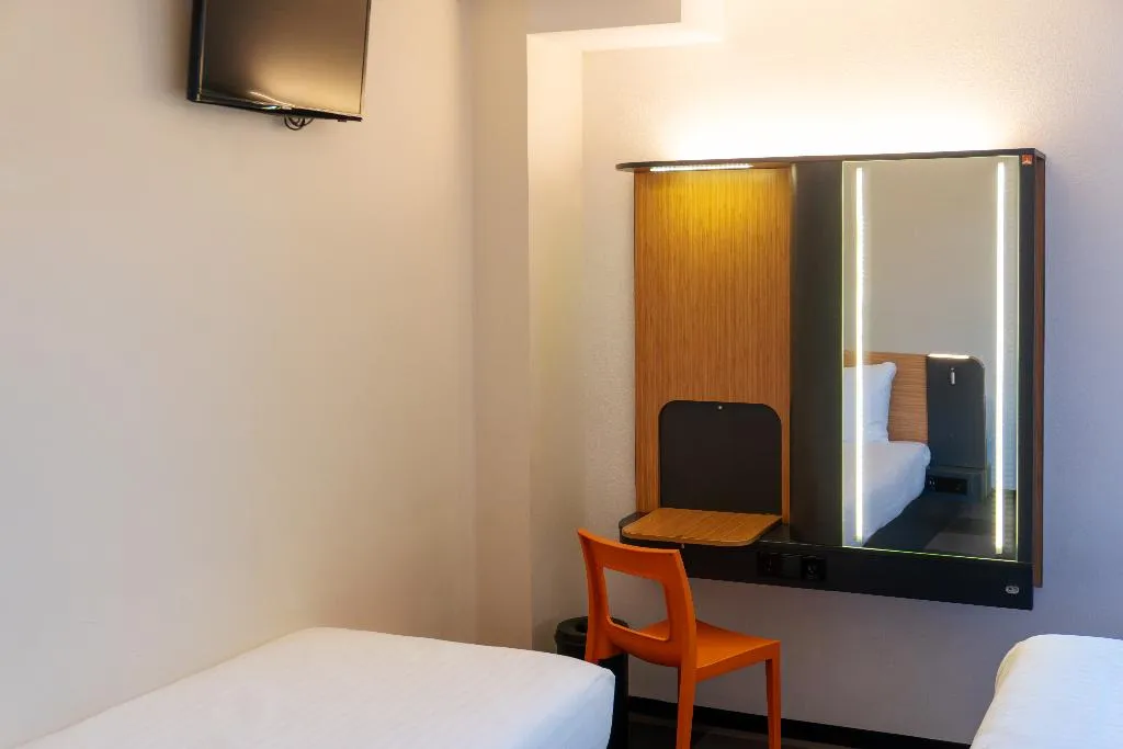 TRIPLE STANDARD Room, easyHotel Amsterdam Arena Boulevard, Amsterdam