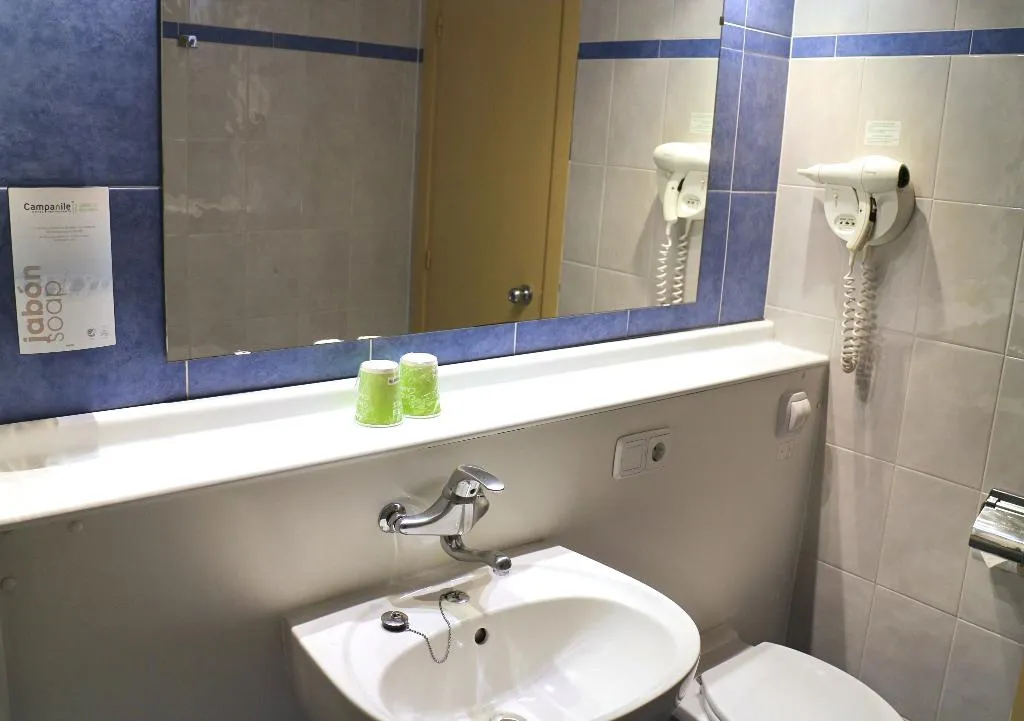 TRIPLE STANDARD Room, Travelodge Barcelona del Vallès, Barcelona