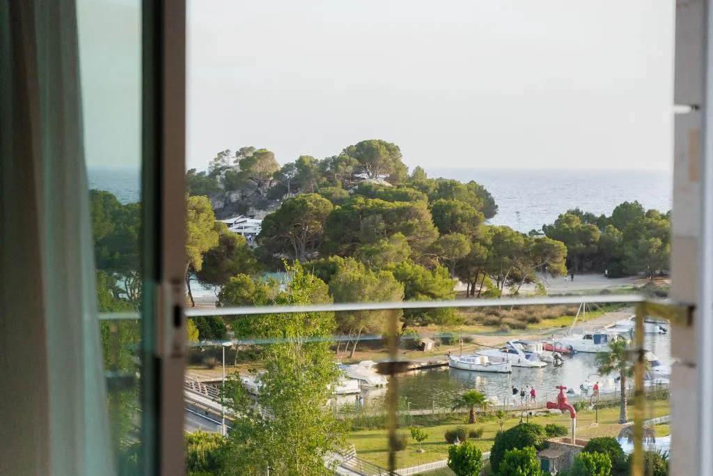 DOUBLE SINGLE USE SEA VIEW WITH BALCONY Room, Minura Cala Galdana & Apartamentos d´Aljandar, Menorca