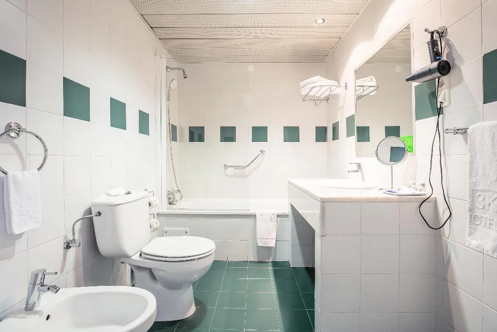 TRIPLE STANDARD Room, 3K Madrid, Lisbon