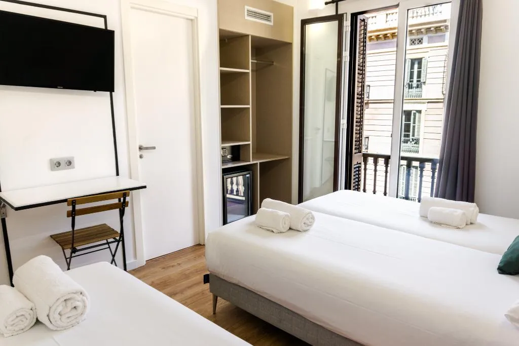 TRIPLE WITH BALCONY WITH VIEWS Room, Fontanella Green House, Barcelona