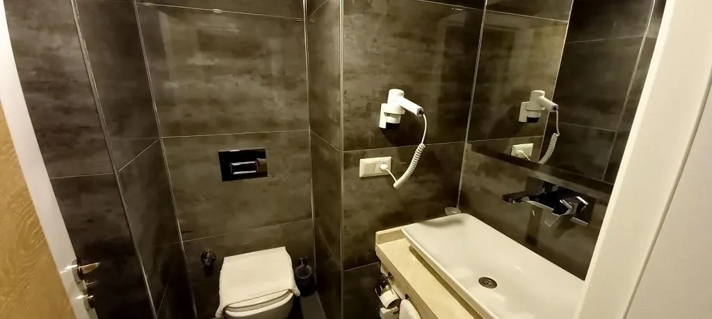 Room, Un Amor Hotel, Dalaman