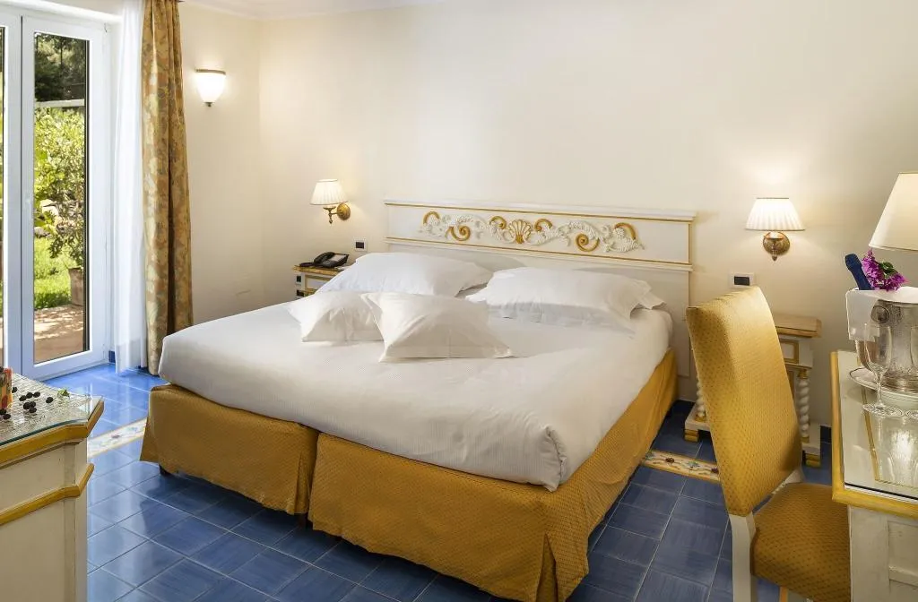 Room, Excelsior Belvedere Hotel & Spa, Naples