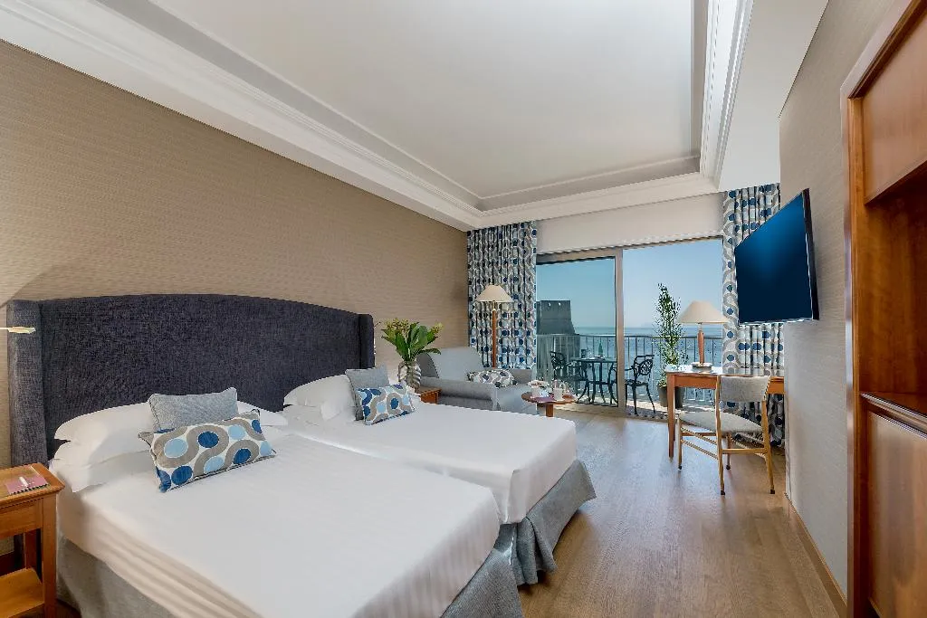 Double or Twin DELUXE SEA VIEW Room, Royal Continental, Naples